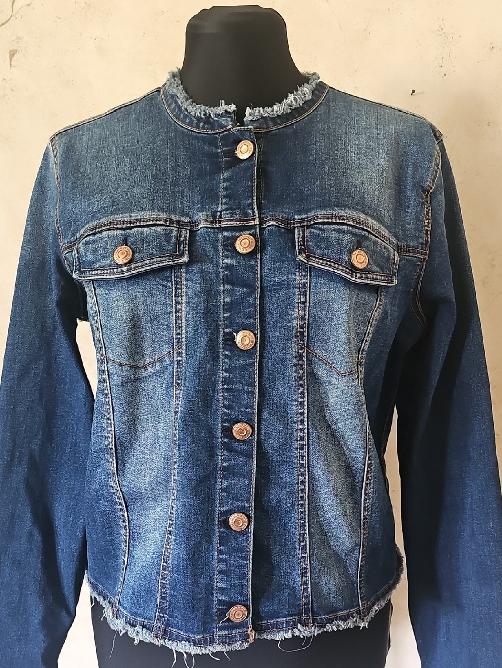 Kensie Jeans Frayed Neckline & Hem Faded Blue Denim Jean Jacket Women's Medium